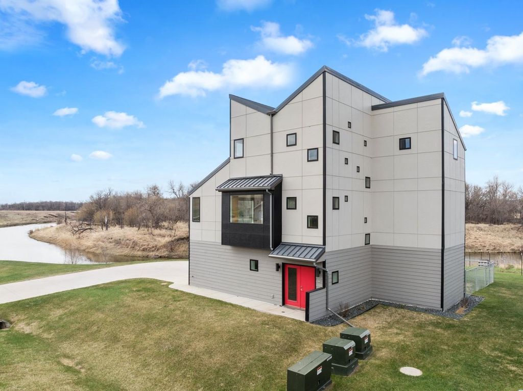 1800 Rivers Edge Dr SE, Minot, ND 58701