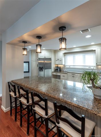 97 Village Green, Bardonia, NY 10954