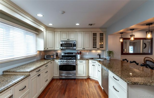 97 Village Green, Bardonia, NY 10954