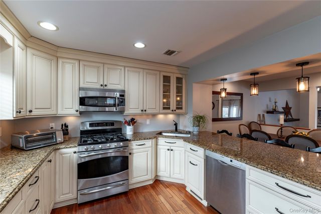 97 Village Green, Bardonia, NY 10954