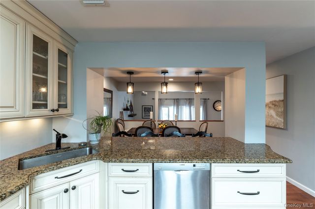 97 Village Green, Bardonia, NY 10954