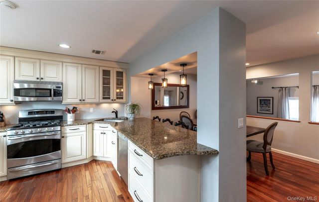 97 Village Green, Bardonia, NY 10954