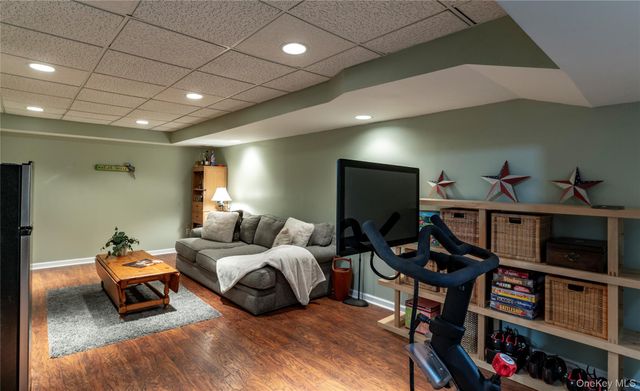 97 Village Green, Bardonia, NY 10954