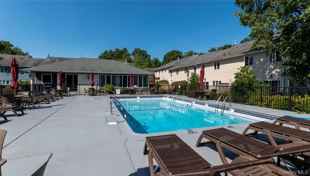 97 Village Green, Bardonia, NY 10954