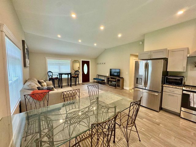90 Kings Highway, Hartford, VT 05001