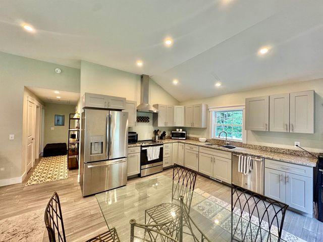 90 Kings Highway, Hartford, VT 05001
