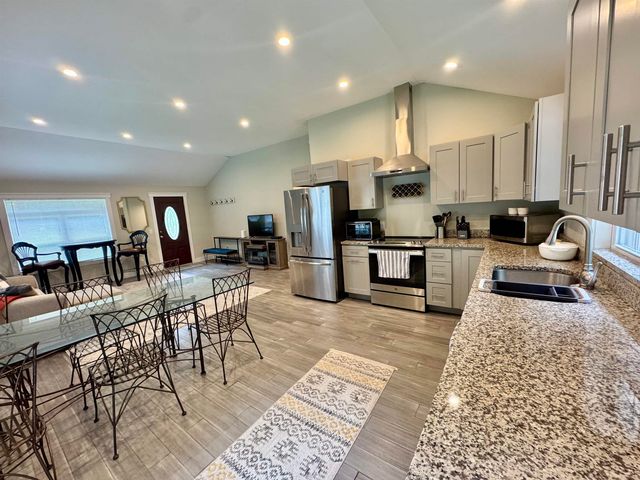 90 Kings Highway, Hartford, VT 05001
