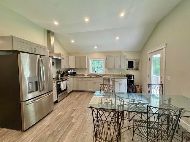 90 Kings Highway, Hartford, VT 05001