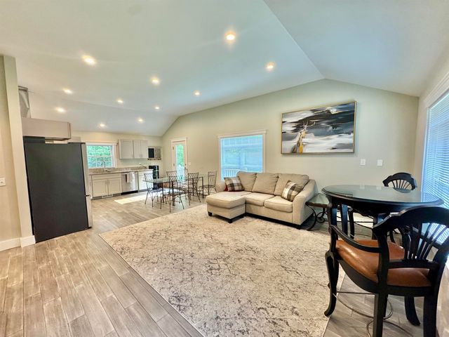 90 Kings Highway, Hartford, VT 05001