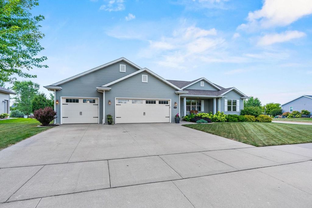 4301 FIELDCREST DRIVE, Kaukauna, WI 54130