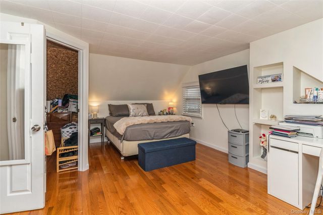 20 Peacock Lane, Levittown, NY 11756