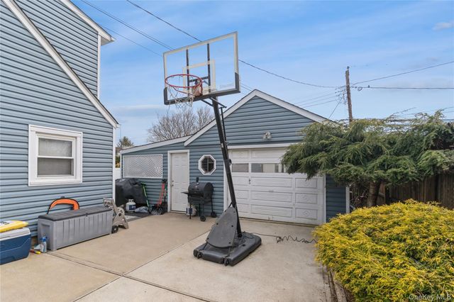 20 Peacock Lane, Levittown, NY 11756