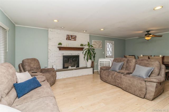 20 Peacock Lane, Levittown, NY 11756