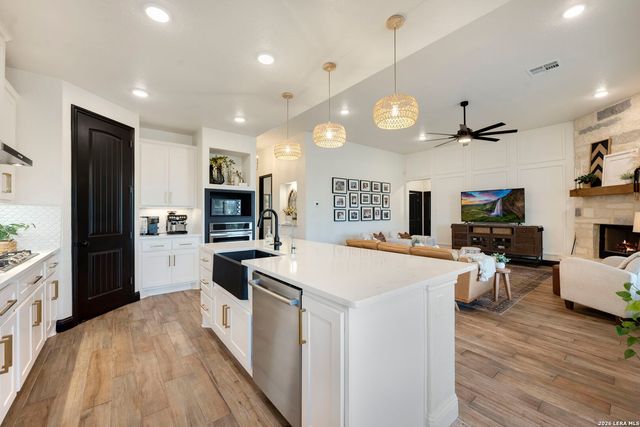 462 Curvatura, New Braunfels, TX 78132