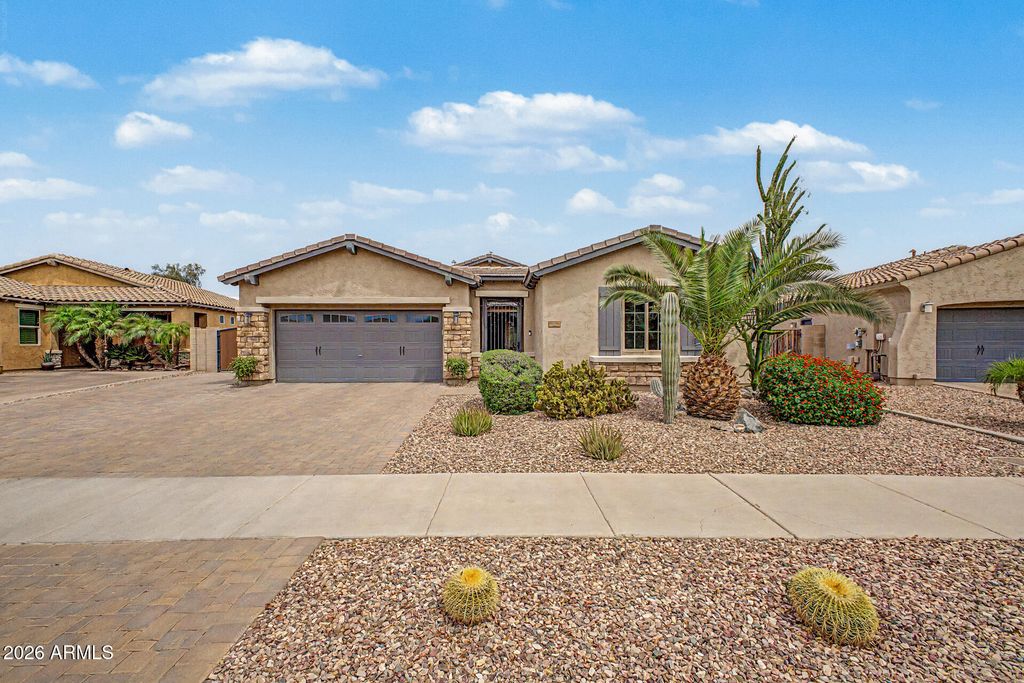 Image 3 of property listing at 14468 W DESERT FLOWER Drive, Goodyear, AZ 85395