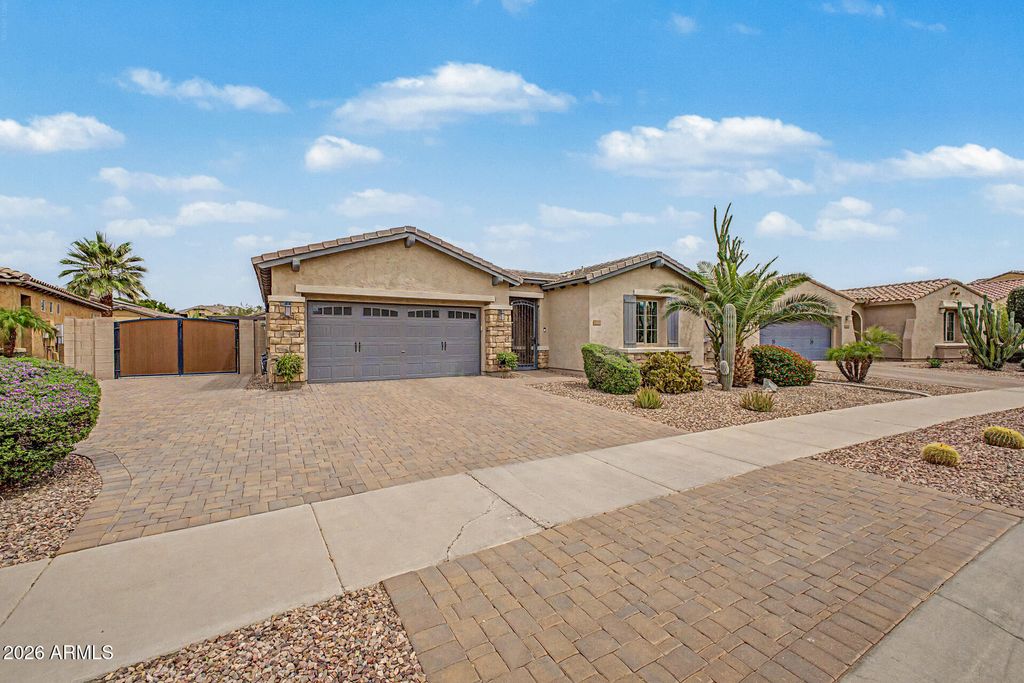 Image 5 of property listing at 14468 W DESERT FLOWER Drive, Goodyear, AZ 85395