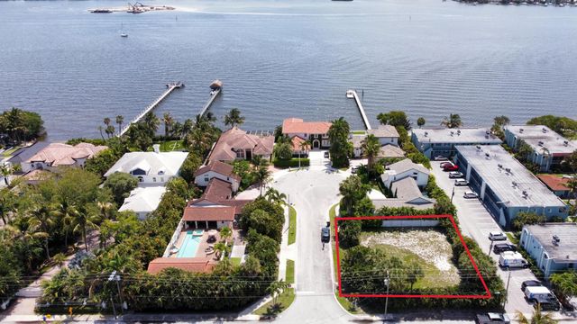 7 Lakeside Palms Court, Lake Worth Beach, FL 33460