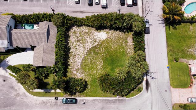 7 Lakeside Palms Court, Lake Worth Beach, FL 33460