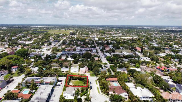 7 Lakeside Palms Court, Lake Worth Beach, FL 33460