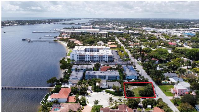 7 Lakeside Palms Court, Lake Worth Beach, FL 33460