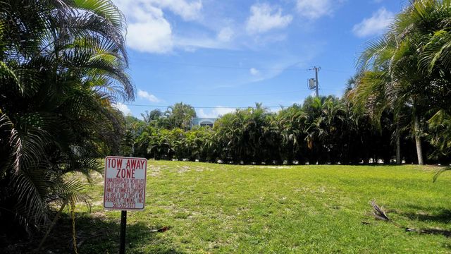 7 Lakeside Palms Court, Lake Worth Beach, FL 33460