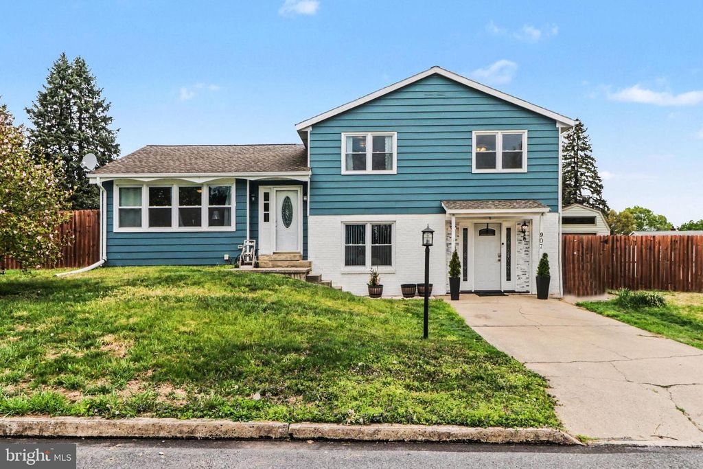 907 OAK LN, Lebanon, PA 17046