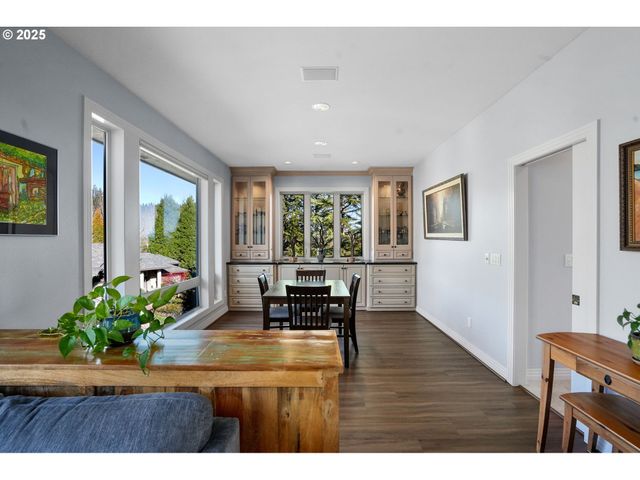 50 Se AVONDALE Ct, Gresham, OR 97080