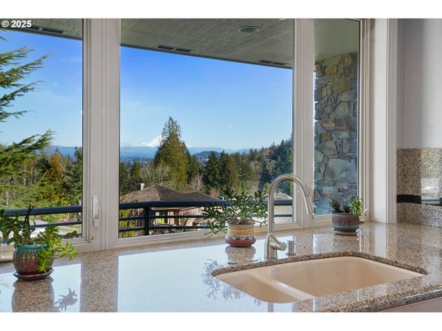 50 Se AVONDALE Ct, Gresham, OR 97080