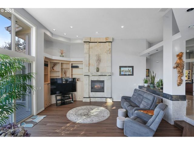 50 Se AVONDALE Ct, Gresham, OR 97080