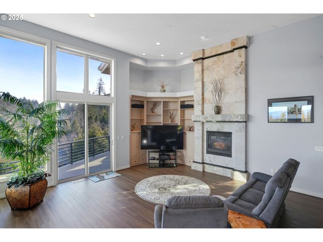 50 Se AVONDALE Ct, Gresham, OR 97080