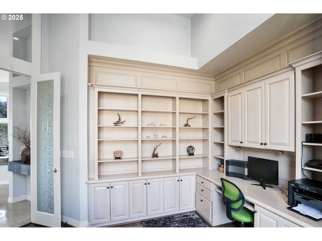 50 Se AVONDALE Ct, Gresham, OR 97080