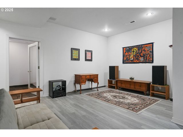 50 Se AVONDALE Ct, Gresham, OR 97080