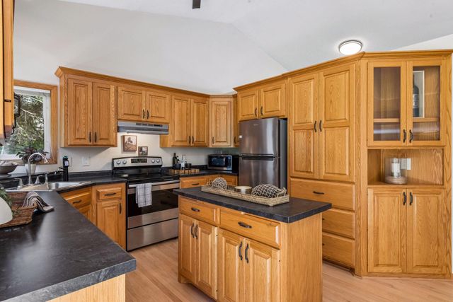 3951 Country Oaks Drive, Chanhassen, MN 55331