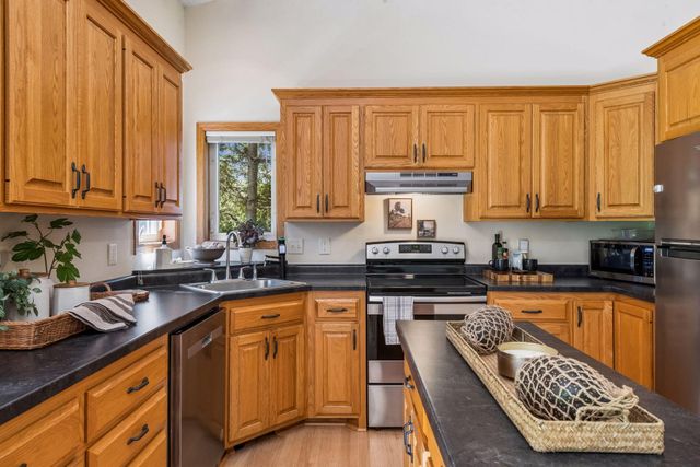 3951 Country Oaks Drive, Chanhassen, MN 55331