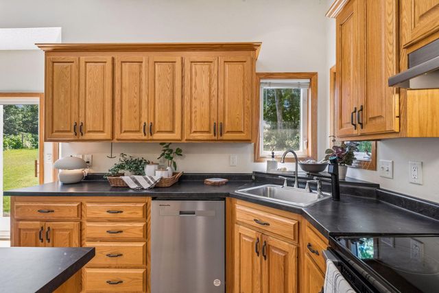 3951 Country Oaks Drive, Chanhassen, MN 55331