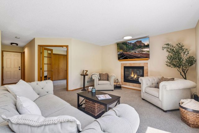 3951 Country Oaks Drive, Chanhassen, MN 55331