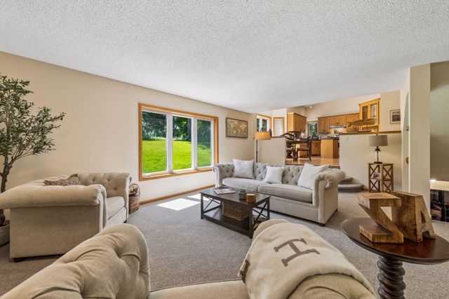 3951 Country Oaks Drive, Chanhassen, MN 55331