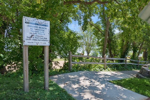 3951 Country Oaks Drive, Chanhassen, MN 55331