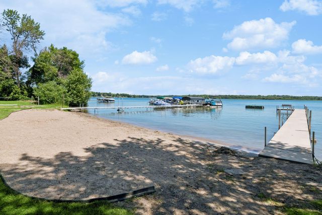 3951 Country Oaks Drive, Chanhassen, MN 55331
