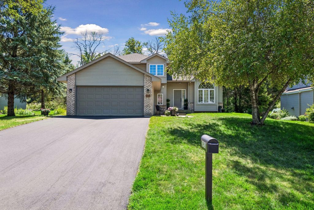 3951 Country Oaks Drive, Chanhassen, MN 55331