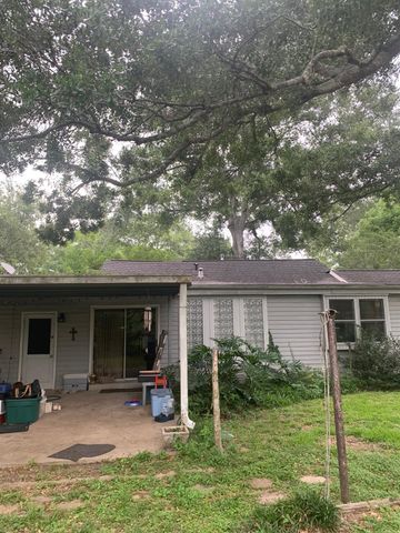 705 Shady Lane, Angleton, TX 77515