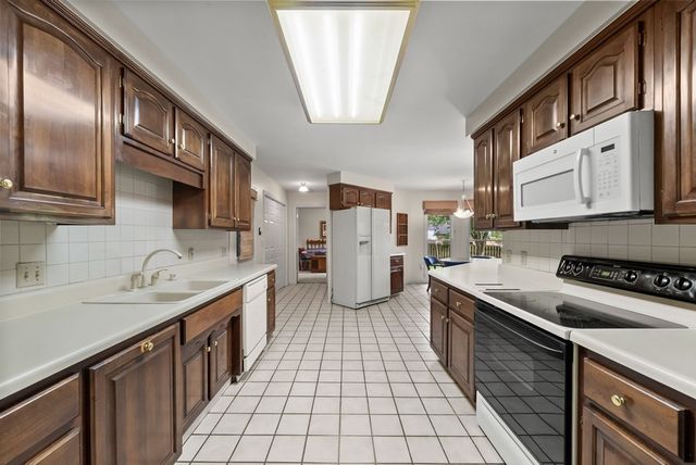 227 Crossbow Ct, Hopkinsville, KY 42240