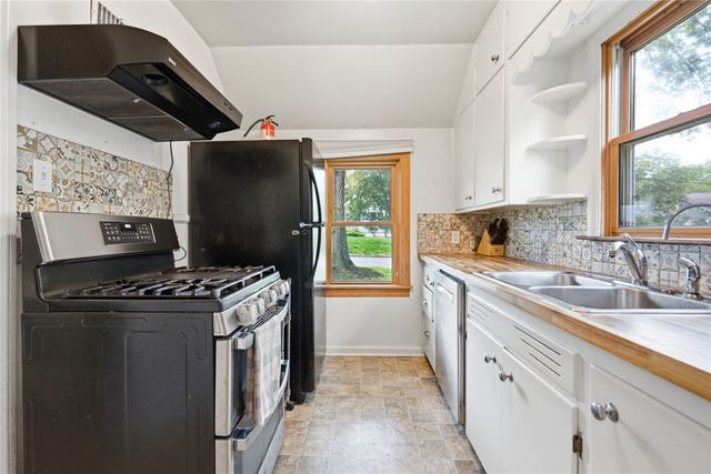 3015 40th Place, Des Moines, IA 50310