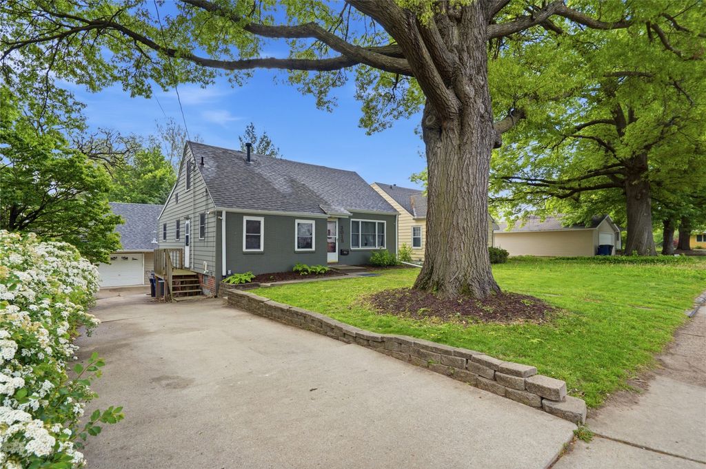 3015 40th Place, Des Moines, IA 50310
