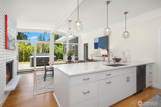 7260 W Mercer Way, Mercer Island, WA 98040