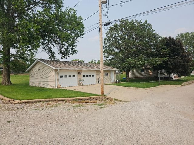 1808 8th Avenue, Belle Plaine, IA 52208