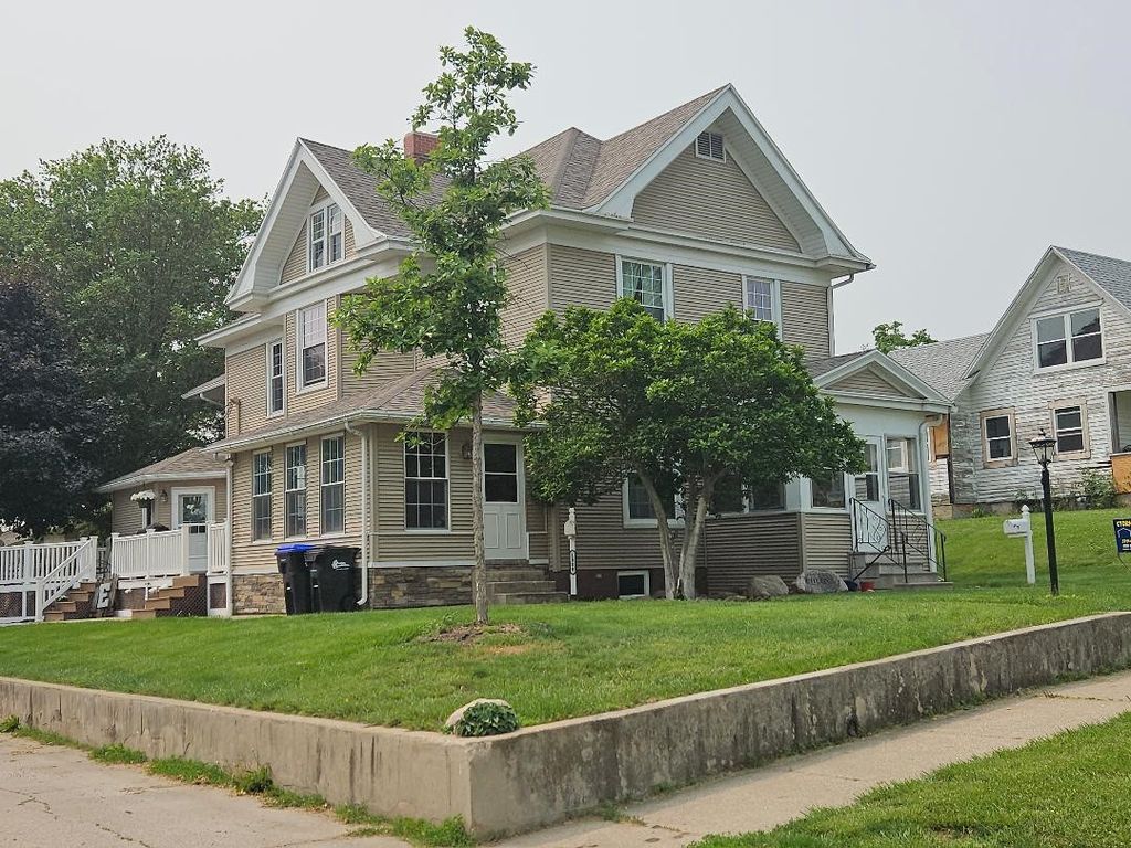1808 8th Avenue, Belle Plaine, IA 52208
