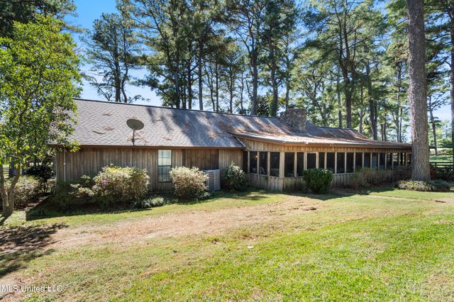 3297 Country Club Road, Senatobia, MS 38668