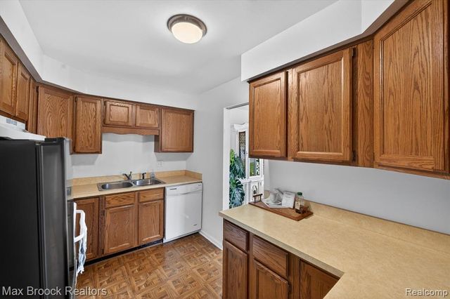 100 W Hickory Grove Road E2, Bloomfield Hills, MI 48304