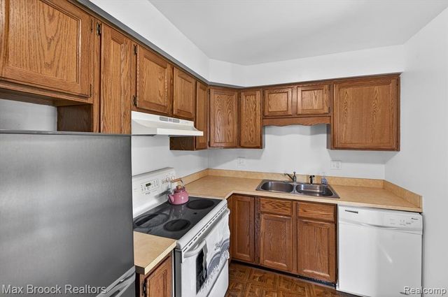 100 W Hickory Grove Road E2, Bloomfield Hills, MI 48304